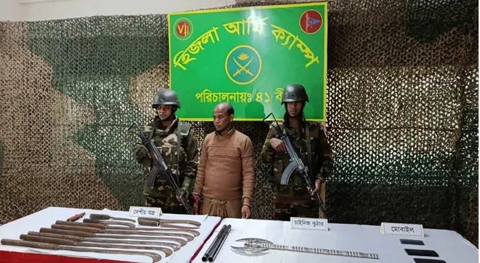 বরিশালে সেনাবাহিনীর অভিযানে দেশীয় অস্ত্রসহ আটক ১